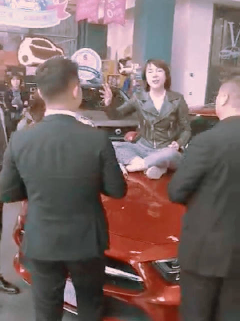 奔驰维权女子哭诉:66万买的车,一公里没开发动