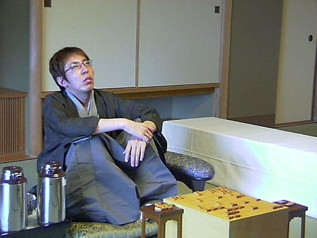 岛国某棋手和羽生善治 在岛国有棋圣 棋王之称 对决之后精神崩溃