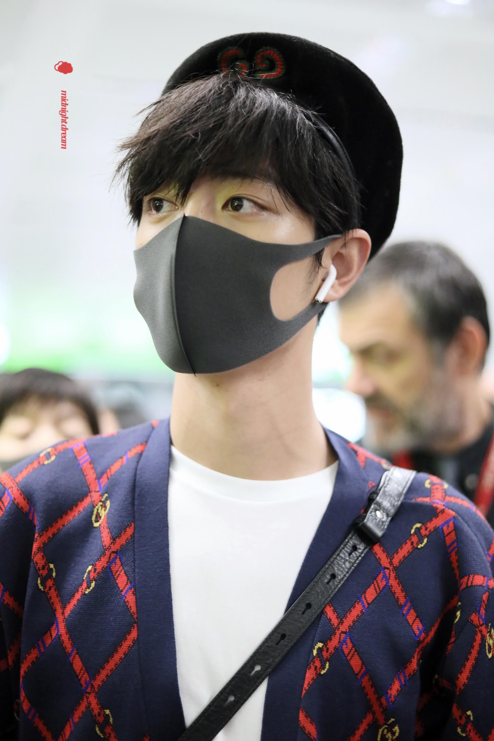 肖战米兰机场到达蓝红条纹针织衫 贝雷帽 黑色挎包小赞的机场换装秀