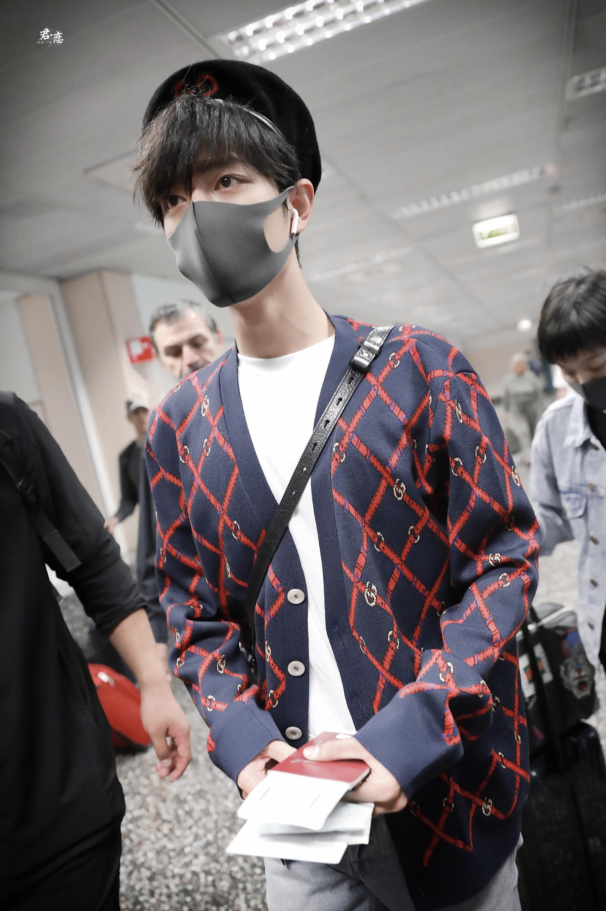 肖战米兰机场到达蓝红条纹针织衫 贝雷帽 黑色挎包小赞的机场换装秀