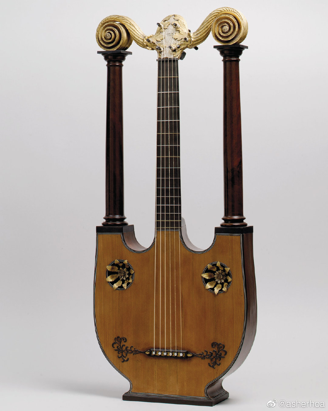 larmoyer,画面中独特的乐器为里拉吉他(兼具吉他和古希腊乐器里拉琴的