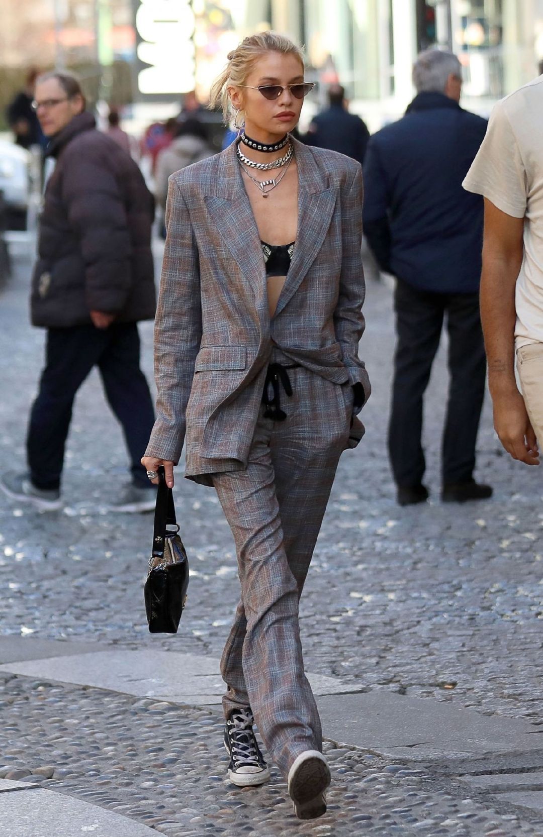 stella maxwell米兰街拍,西服配帆布鞋