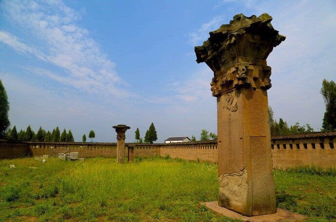 沈府君阙,位于四川渠县城北34公里的水口乡汉亭村燕家场