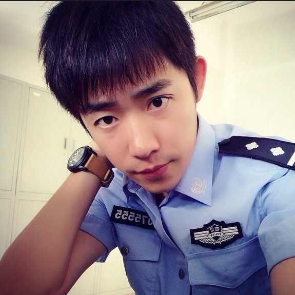 帅气军官撞脸彭于晏,暖男警察酷似宁泽涛,网友:能分配我一个吗