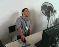 搞笑gif:大哥完美的演绎了什么叫坑队友啊,相当的形象了