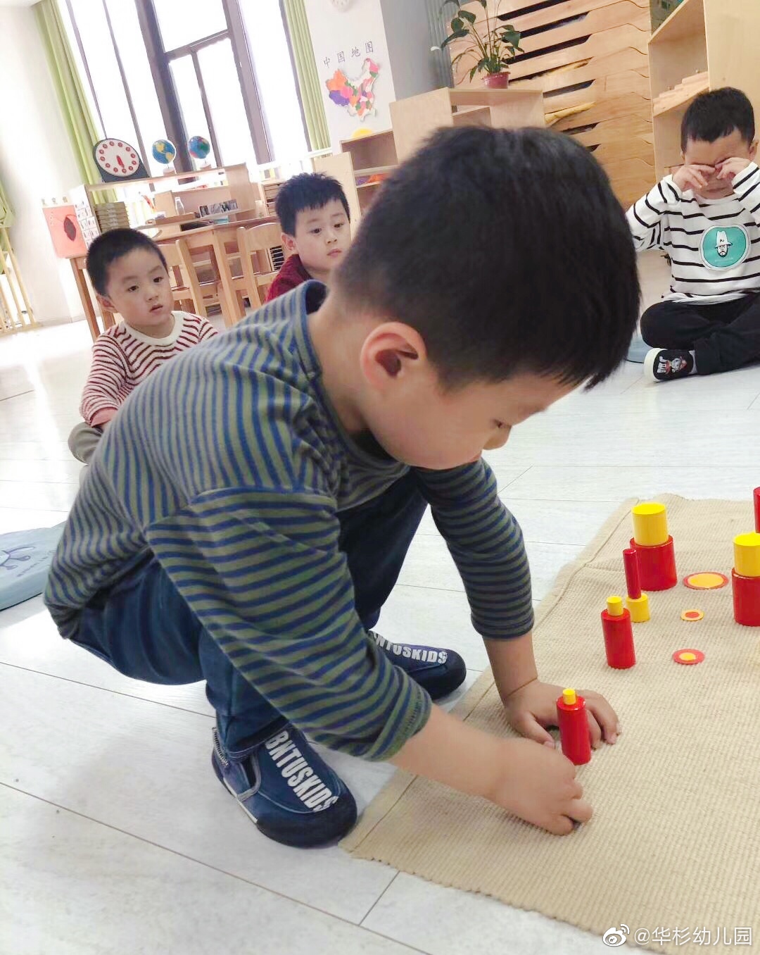 济南园-彩色圆柱体的延伸工作,让孩子感受不同的空间维度.