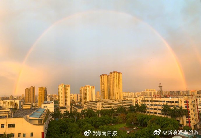 美爆了!暴雨后海口天空现双彩虹