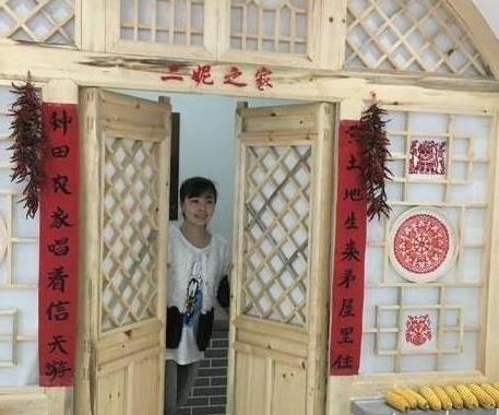 王二妮晒出自己的家,赚到钱后一点都不忘本,带着父母一起住