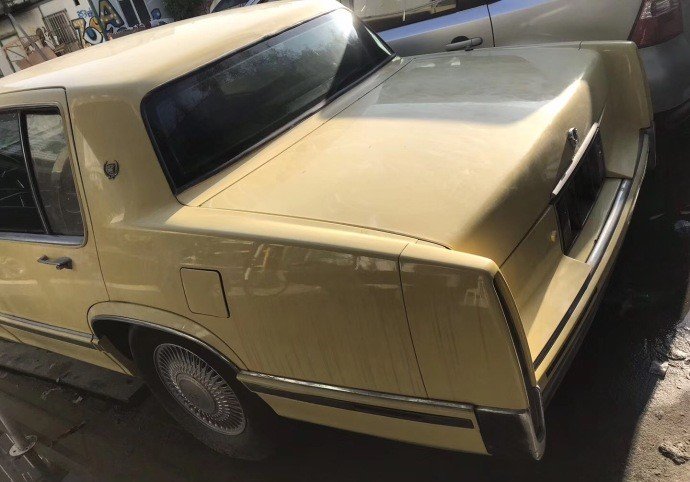 1985年的凯迪拉克-伍德 4.9 v8 面包座椅还是如此的蓬松