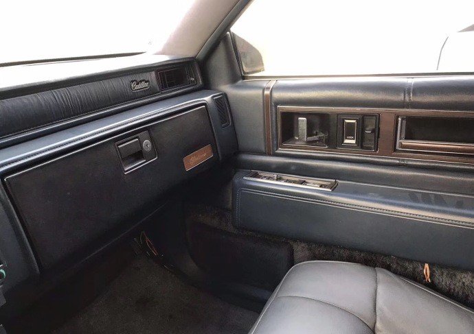 1985年的凯迪拉克-伍德 4.9 v8 面包座椅还是如此的蓬松