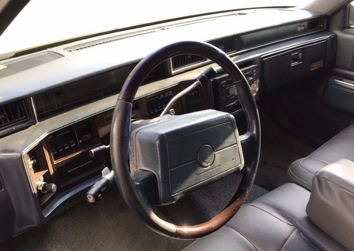 1985年的凯迪拉克-伍德 4.9 v8 面包座椅还是如此的蓬松