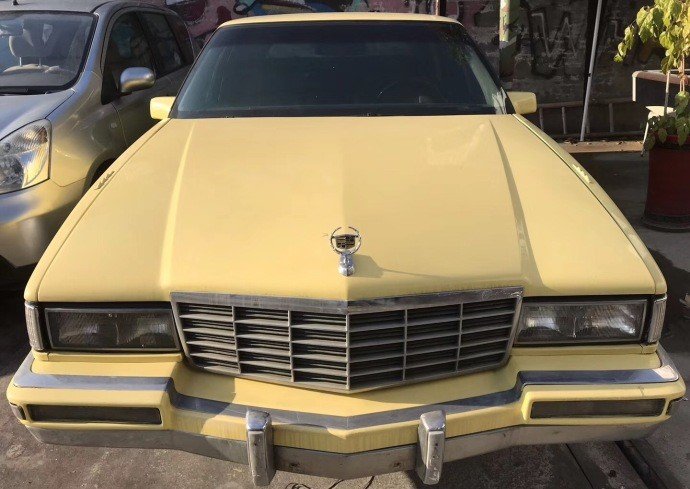 1985年的凯迪拉克-伍德 4.9 v8 面包座椅还是如此的蓬松