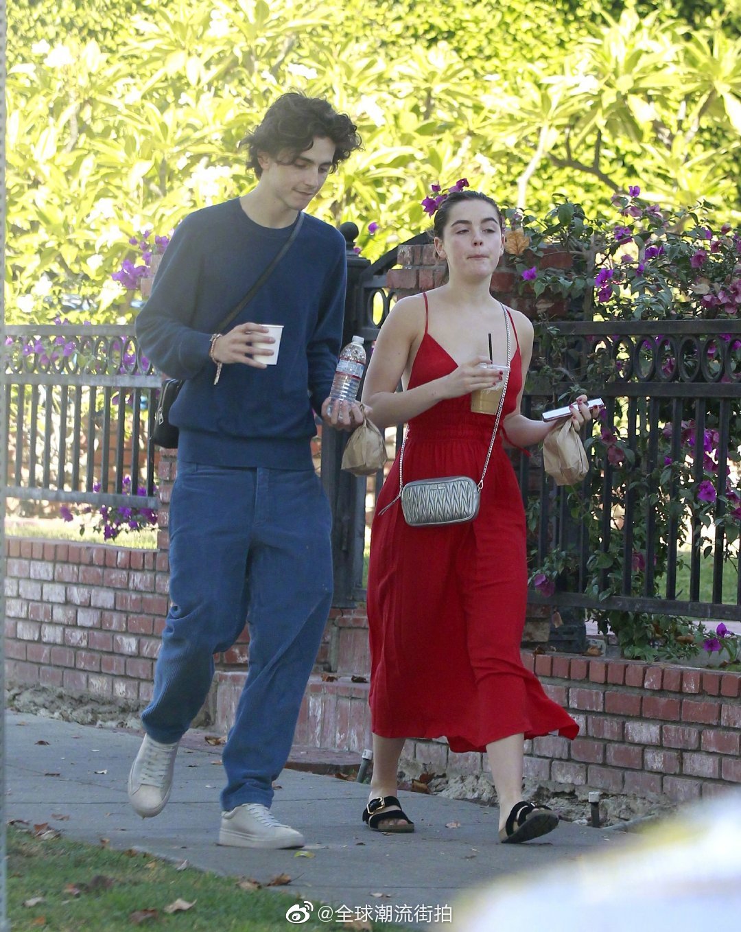 timothée chalamet 甜茶和 kiernan shipka 洛杉矶街拍