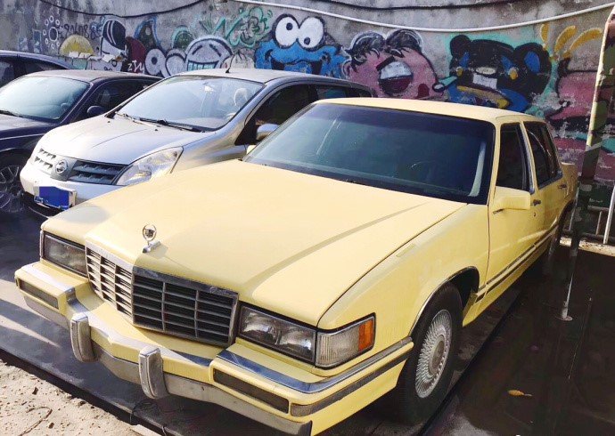 1985年的凯迪拉克-伍德 4.9 v8 面包座椅还是如此的蓬松