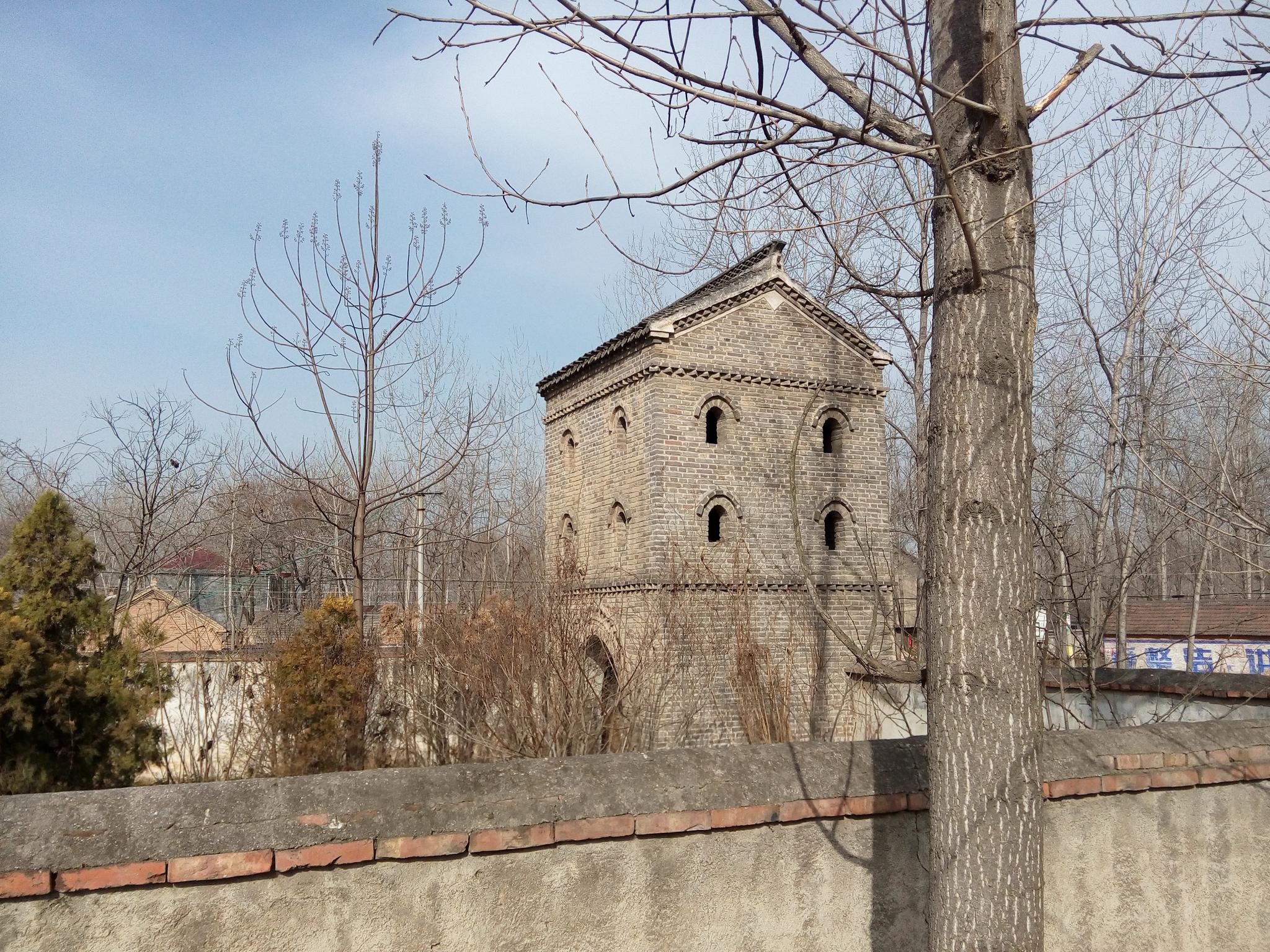 徐州剿总副总司令杜聿明指挥部旧址位于河南省永城市陈官庄乡陈官庄村