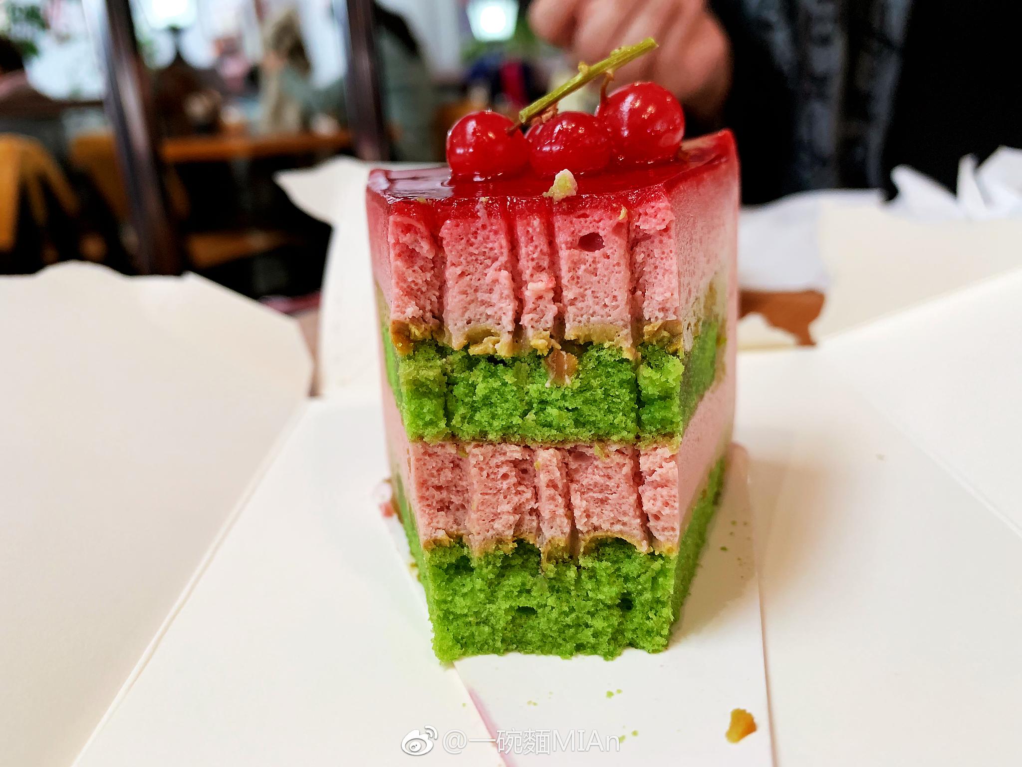 星巴克新年新款开心果果覆盆子风味蛋糕33rmb酸酸甜甜的覆