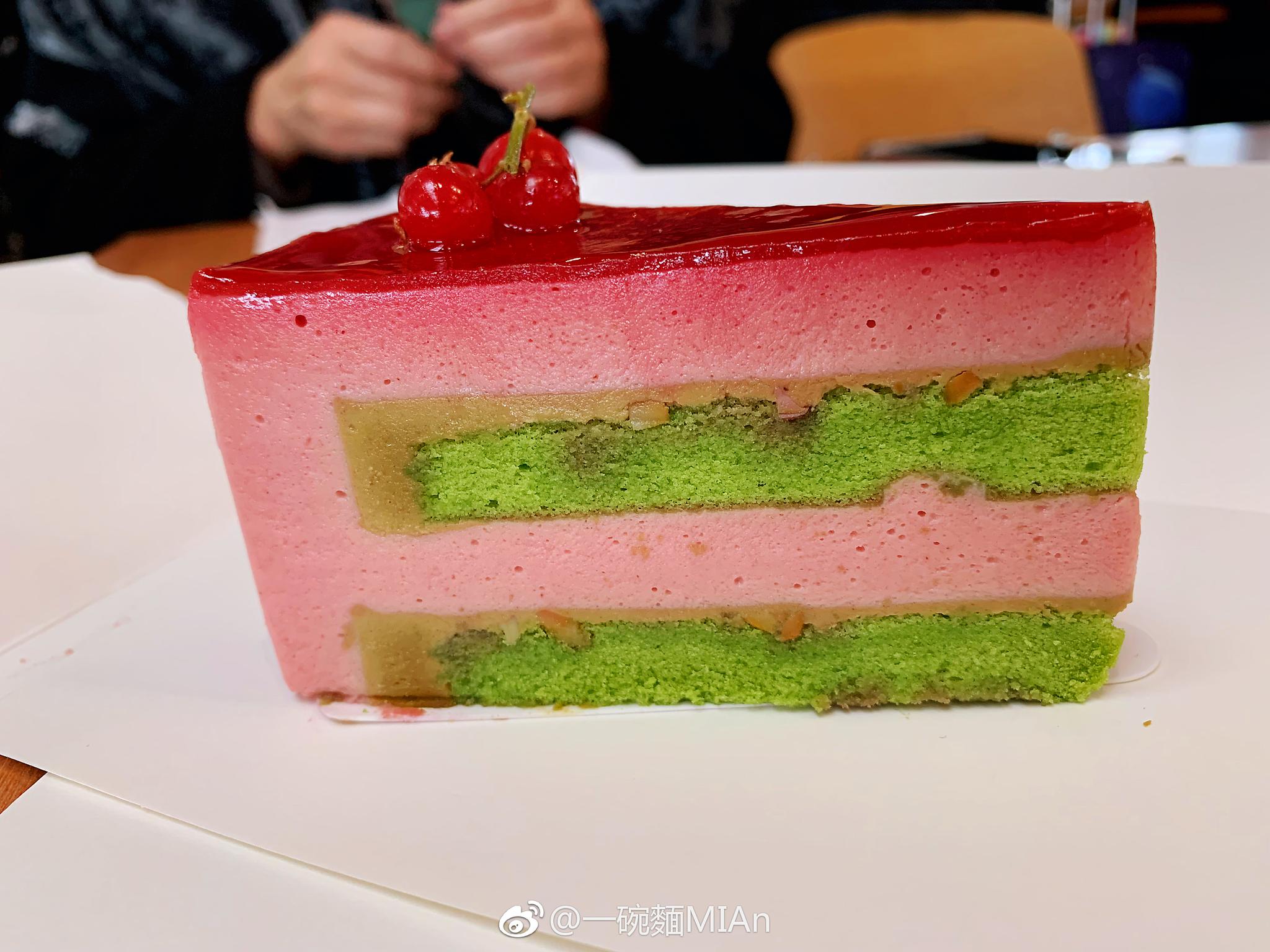 星巴克新年新款开心果果覆盆子风味蛋糕33rmb酸酸甜甜的覆