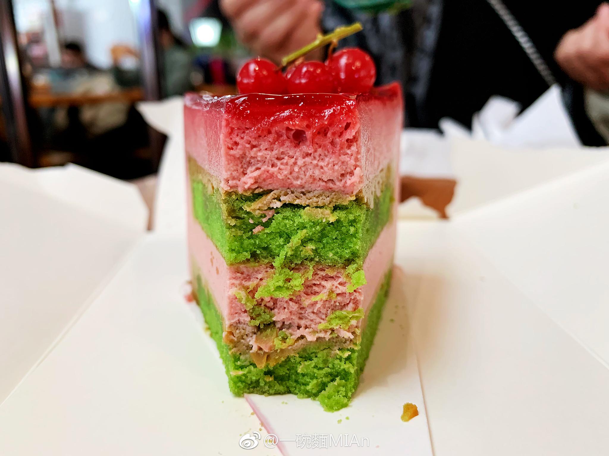 星巴克新年新款开心果果覆盆子风味蛋糕33rmb酸酸甜甜的覆