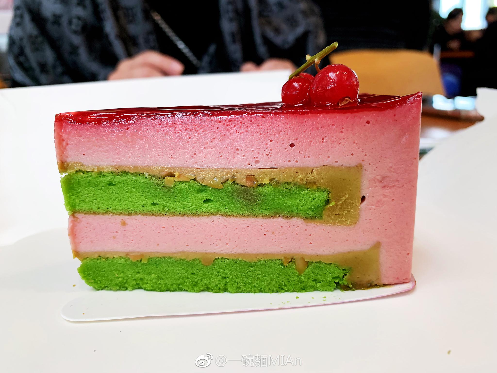 星巴克新年新款开心果果覆盆子风味蛋糕33rmb酸酸甜甜的覆