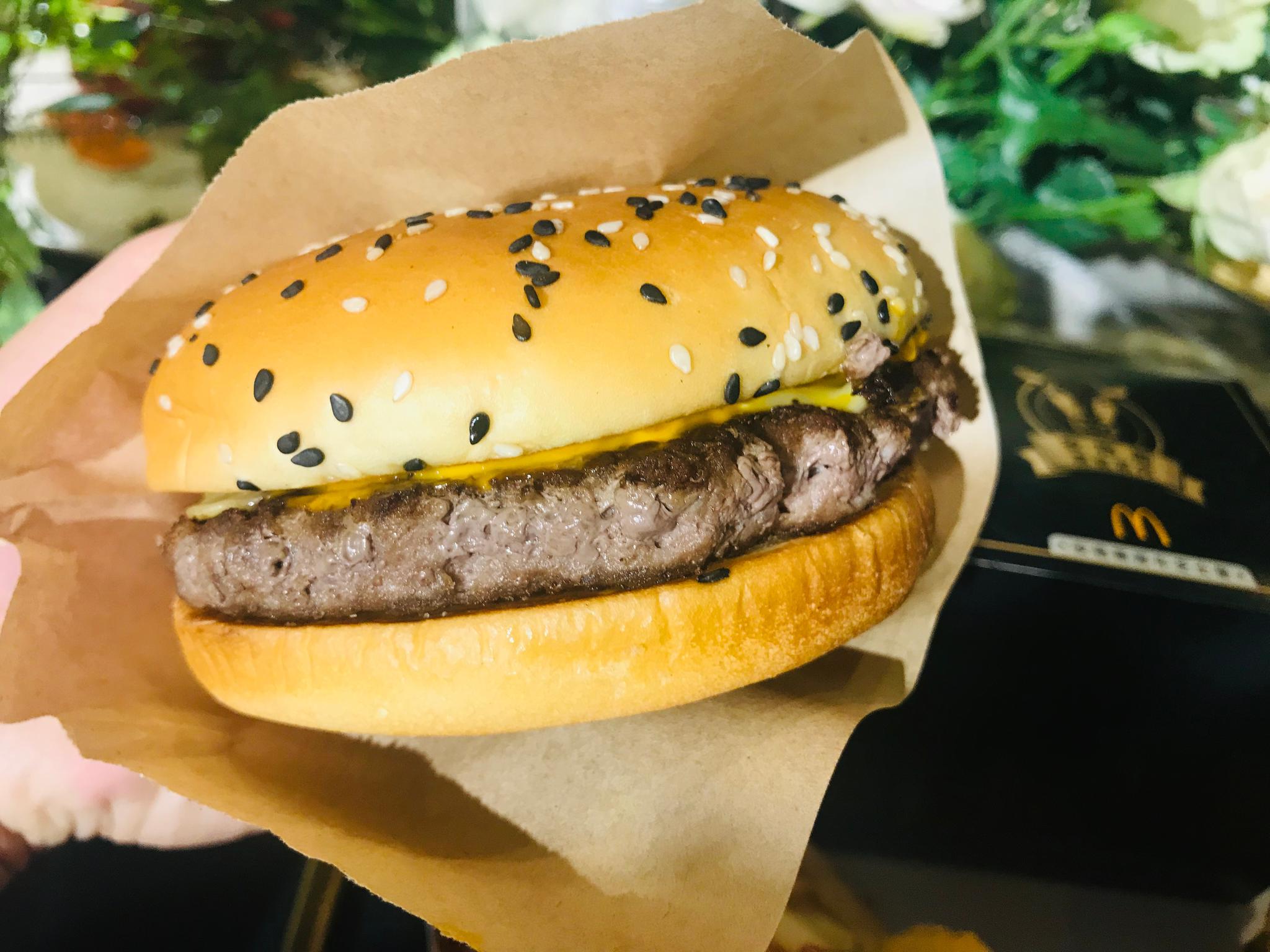 麦当劳上新了!黑金系列安格斯厚牛堡