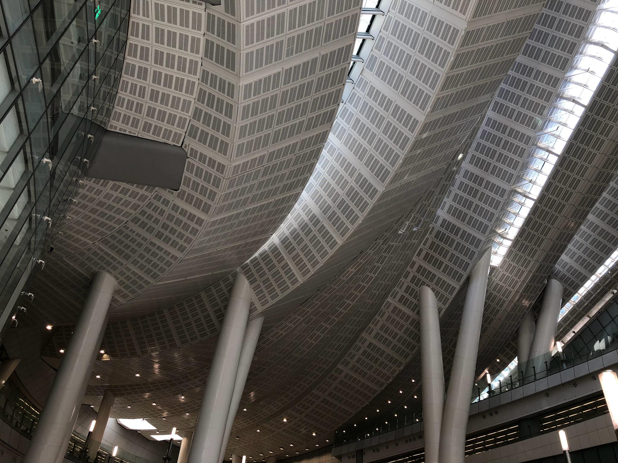 香港西九龙高铁站的设计语言,像是把香港的高楼大厦扭曲,旋转