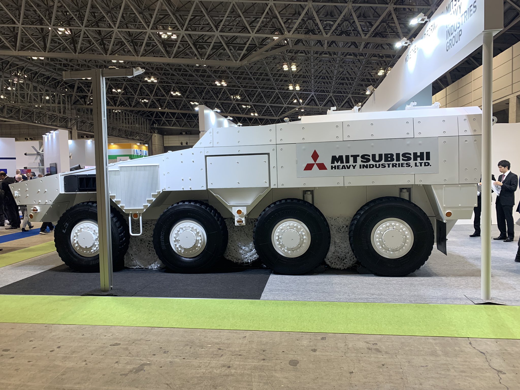 2019年日本国际防务装备上日本三菱公司展示的8x8轮式装甲车