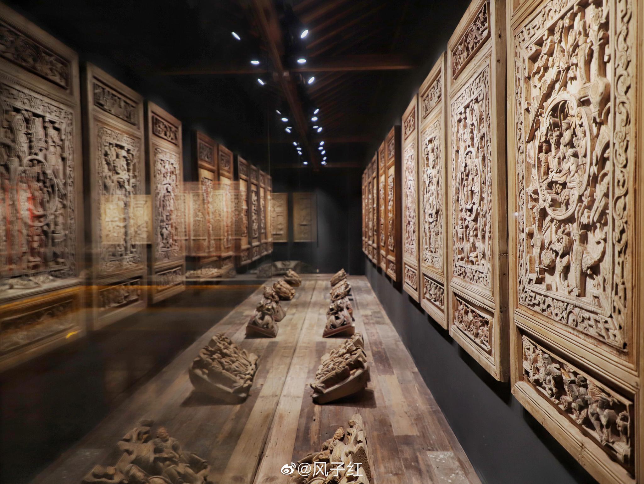 然后将其中四万件藏品展出在苏州吴江的六悦博物馆里,大到神像佛龛