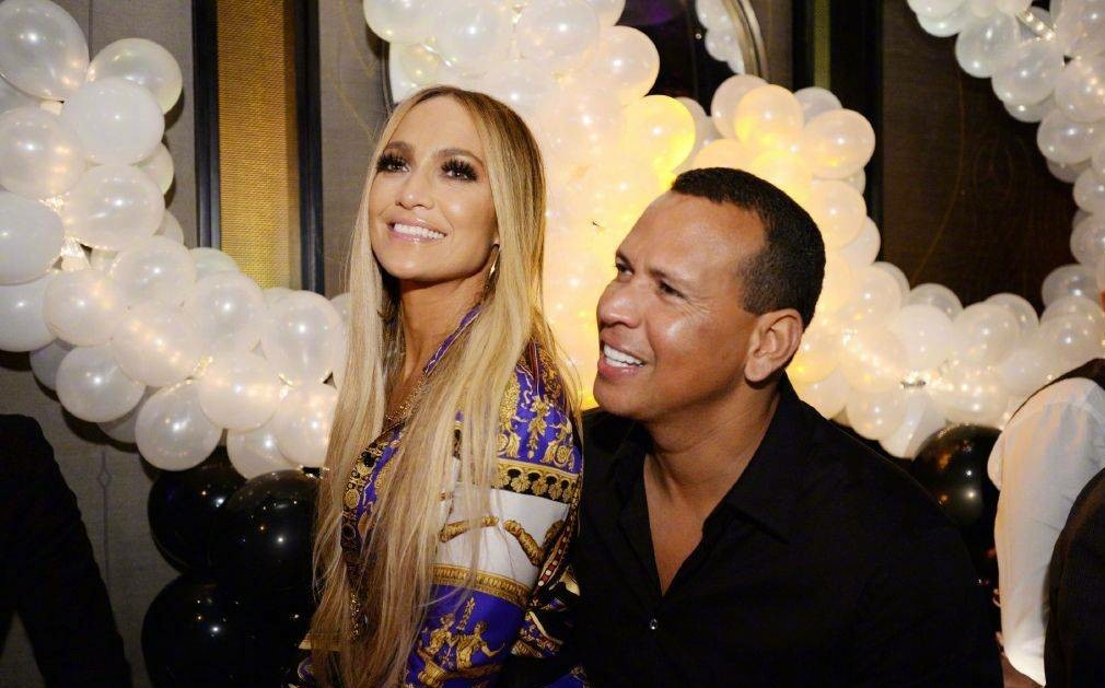 天后jennifer lopez晒出戴着订婚钻戒与男友牵手的照片