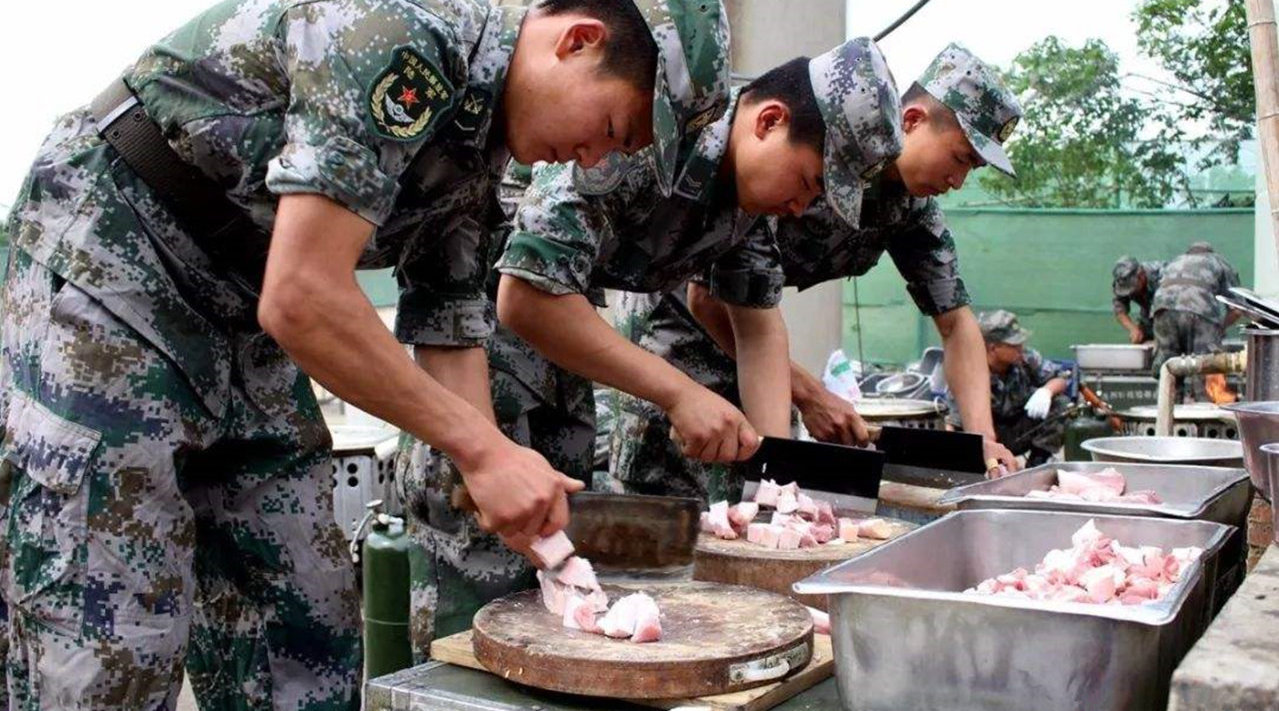 解放军"火头军"做饭有多好吃?很多网友表示自己是吃不到了
