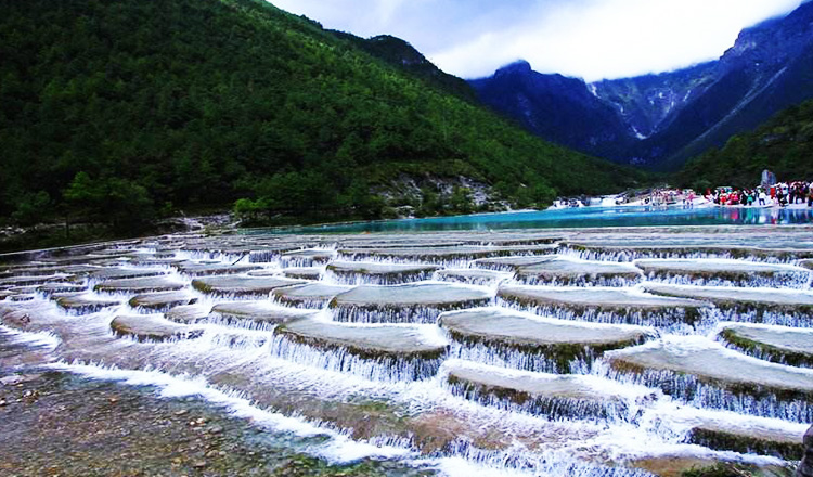 玉龙雪山蓝月谷其前身为早前人们所熟知的"白水河"在晴天时 水的|蓝月
