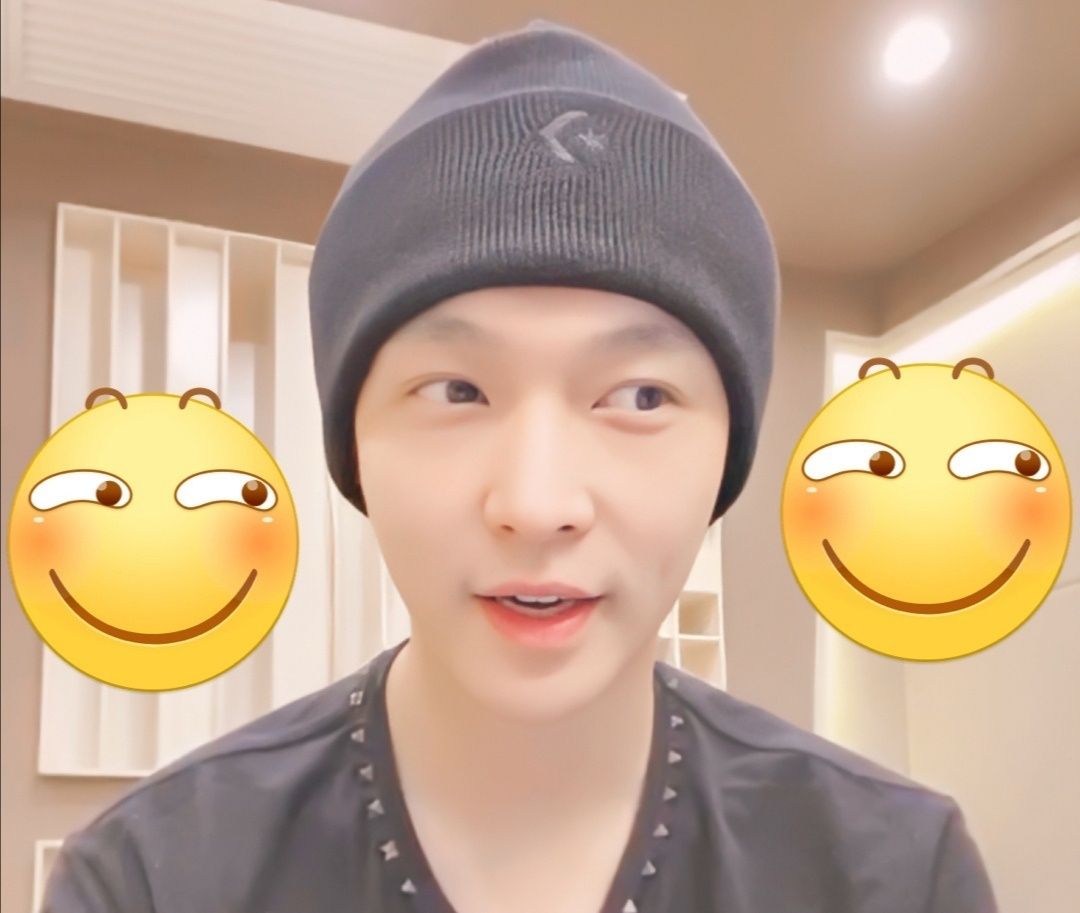 "小绵羊"张艺兴罕见素颜直播,超感性被粉丝感动泪洒直播间