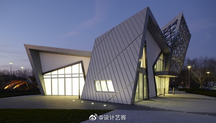 解构主义建筑最大的特点是反中心,反权威,反二元对抗,反