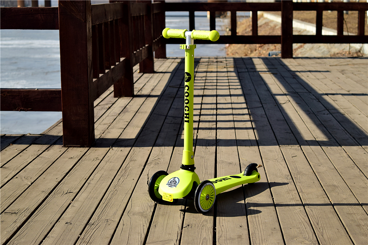 多重安全防护,送给孩子更好的礼物:酷骑v1滑板车体验!