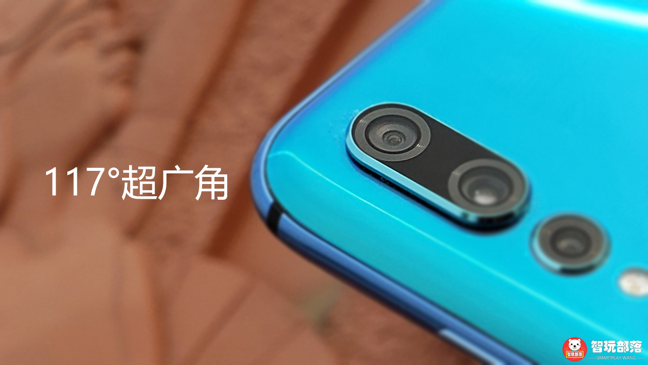 在华为nova4的机身背面摄像头布置上,采用了全新的布局方式,三颗摄像