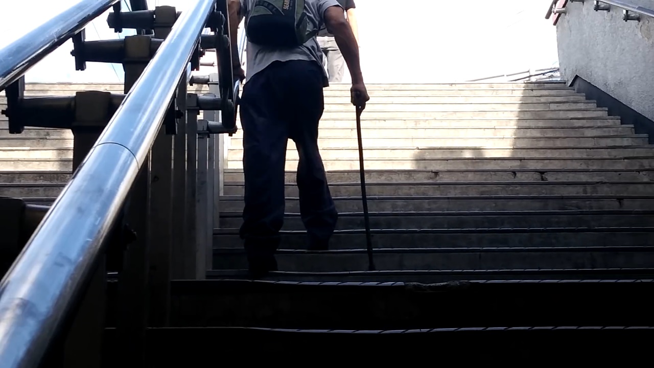 外国发明"另类"拐杖,走路更方便,病人爱不释手