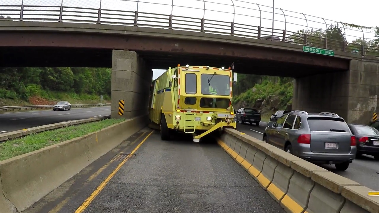 美国一种公路拉链车,将4车道改成2车道,能快速恢复交通顺畅