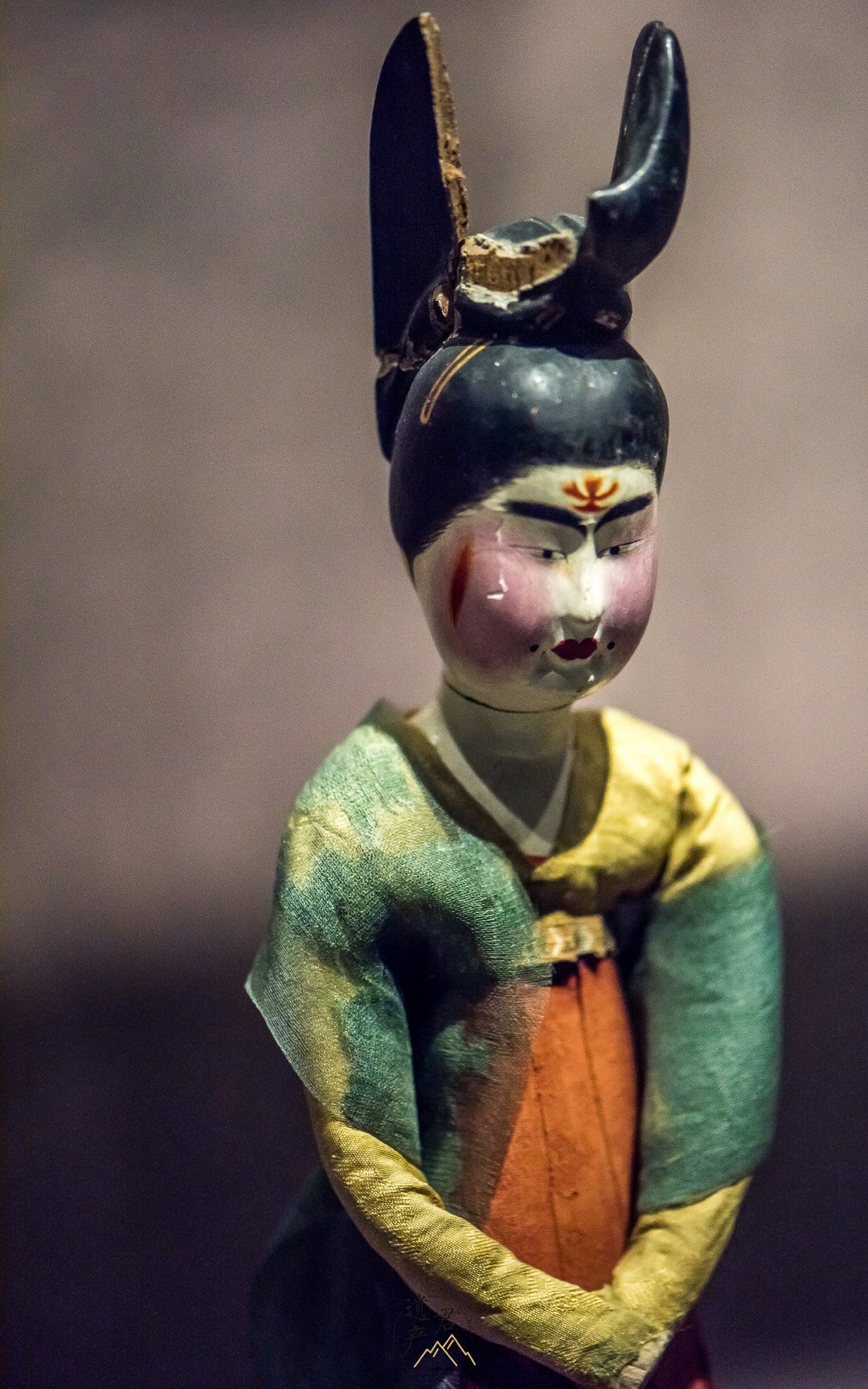 新疆维吾尔自治区博物馆藏唐代绢衣彩绘长裙女舞俑