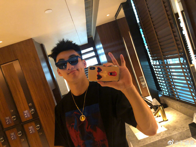 阳光大男孩于德豪送上表情包下赛季继续加油