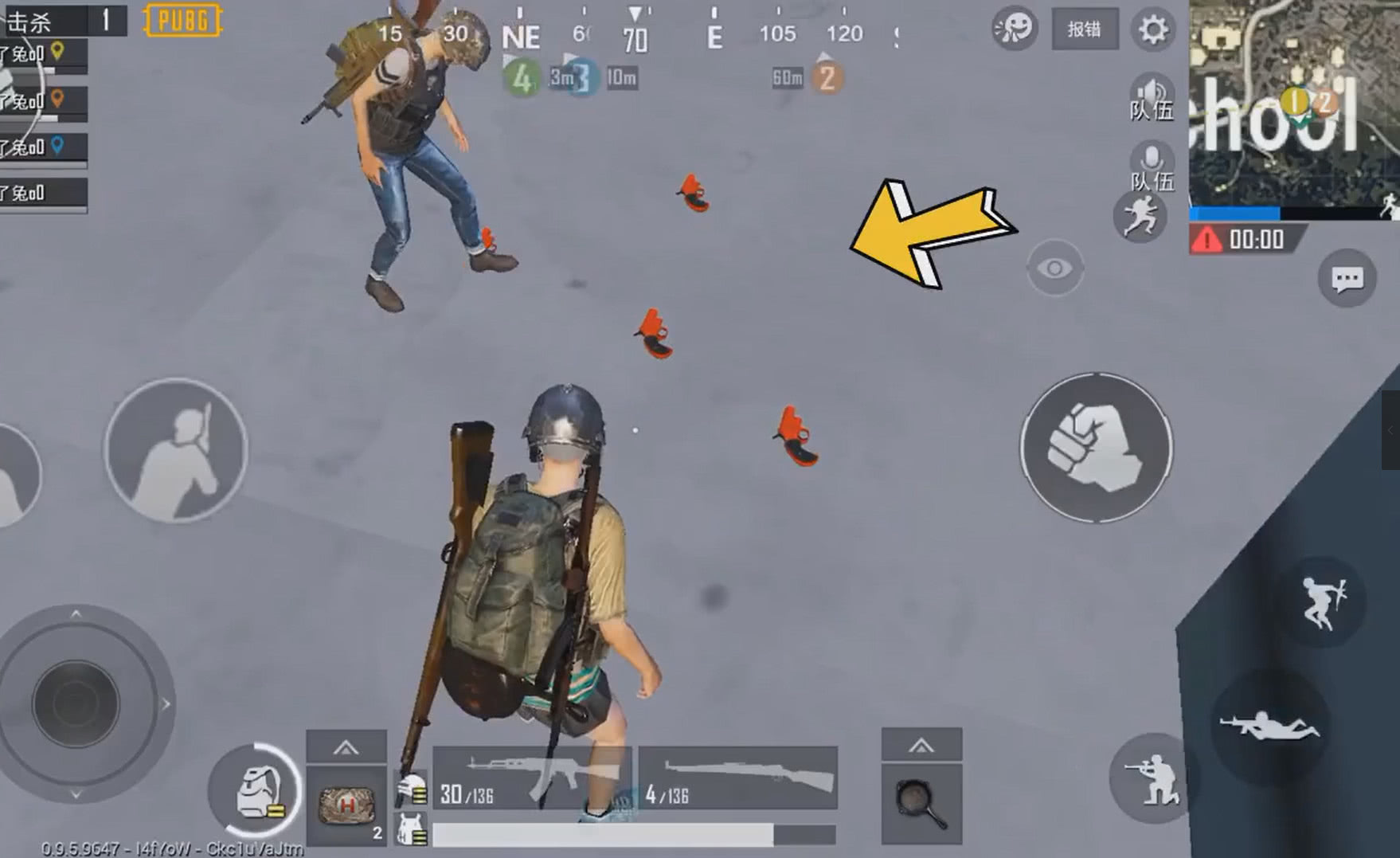 刺激战场:玩家用拳头打出"穿墙术",两拳就把队友打飞出去了