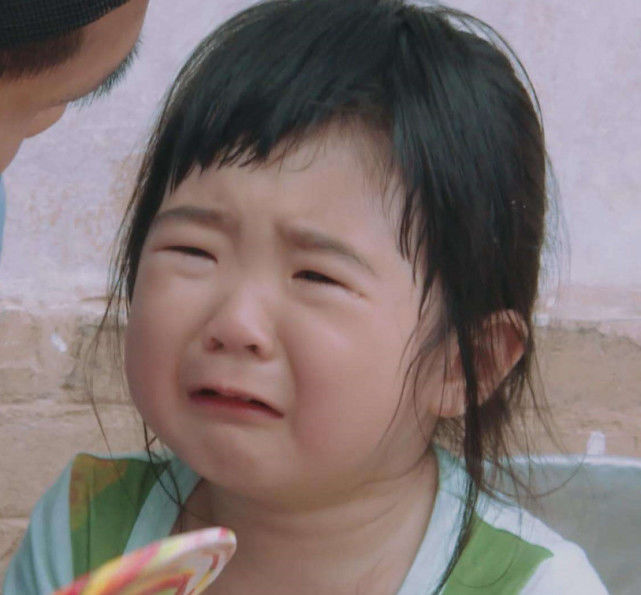 曹华恩在参加节目的时候年龄比较小,因为还有婴儿肥,整张脸显得胖胖的