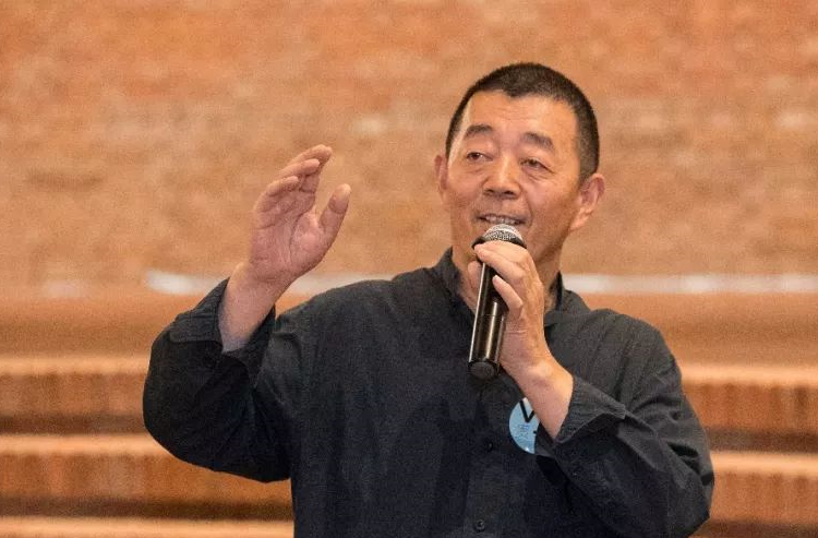 在《大江大河》饰演老猢狲,是章子怡的同学,被顾长卫