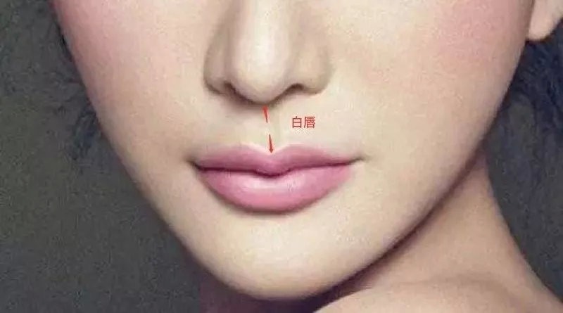 而李佳琦的人中线和红白唇轮廓线确实比一般人清晰,有型,这也是他涂完