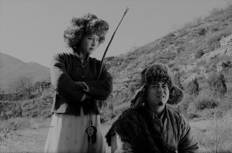 她是东北美女土匪,外号"驼龙",劫富不济贫,专打日本人