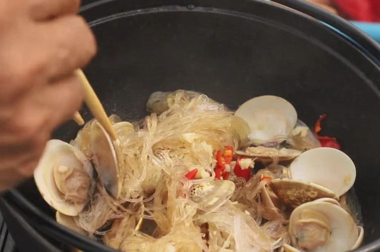 渔民女赶海捡的沙白,直接在船上进行烹饪,看爸爸吃得停不下来