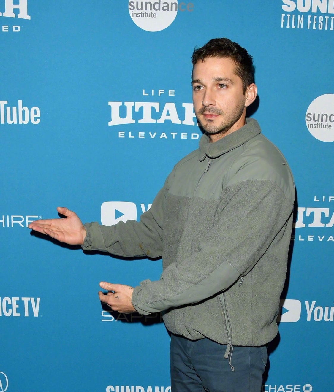 许久不见的希亚·拉博夫在圣丹斯电影节宣传他的新片《宝贝男孩》.