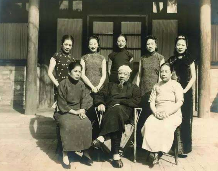 贵族没落,未必只有落魄,裕容龄用行动,诠释在逆境中的优雅