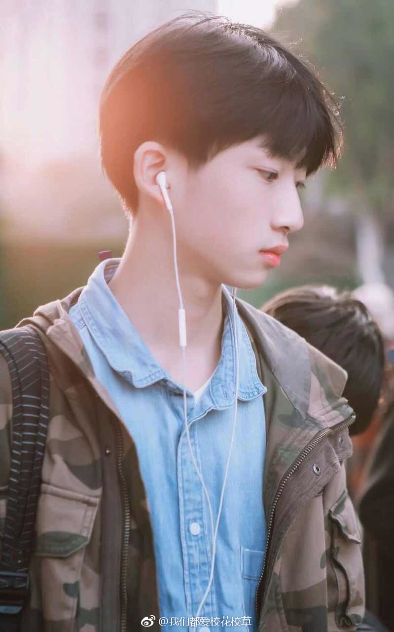 重庆育才中学 特长:唱歌,跳舞,吉他(想上墙的(美女)校花(帅哥)校草们