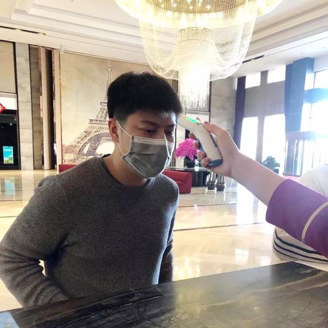 前台负责关注每位来访宾客的身体状况,入住前进行体温测量确保酒店