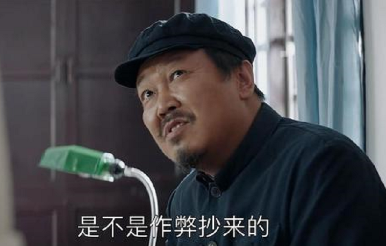 在《大江大河》饰演老猢狲,是章子怡的同学,被顾长卫