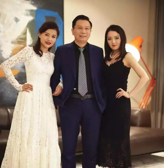 (车建新与女儿车一鸣(左),车有露(右))红星美凯龙作为一个家族企业